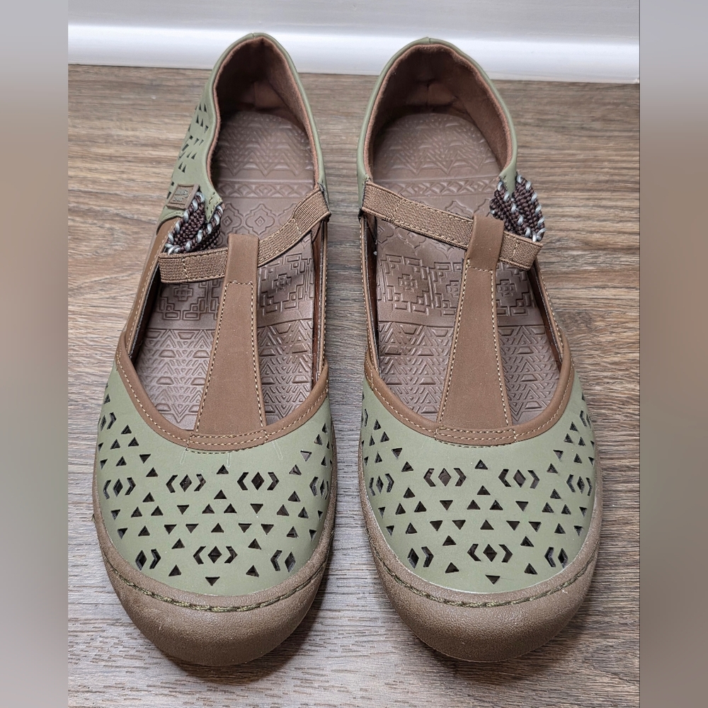 Muk Luks Green And Brown Sport Sandals Size 10